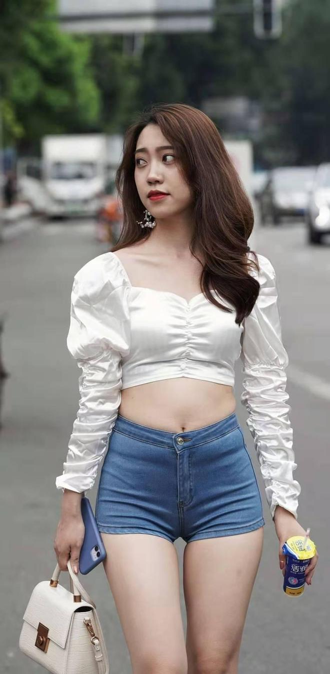 微胖的女人怎么穿衣服显瘦？露腰衬衫搭配高腰短裤展示完美身材